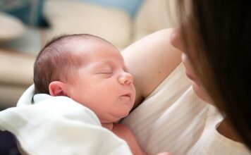 Jak zdjąć klej z kanapek?