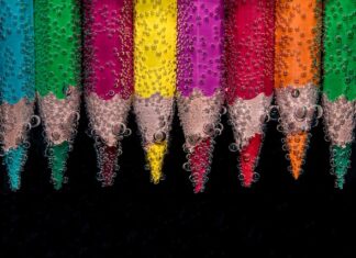 Czy czarna kredką pomniejsza oczy?