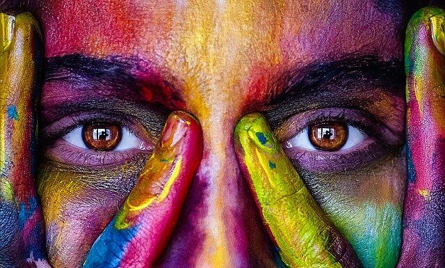 Jak malować oczy kredka Kajal?