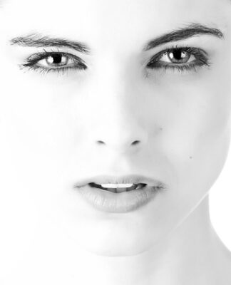 Jak dbać o skórę pod oczami?