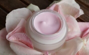 Czy na serum na noc trzeba nakładać krem?